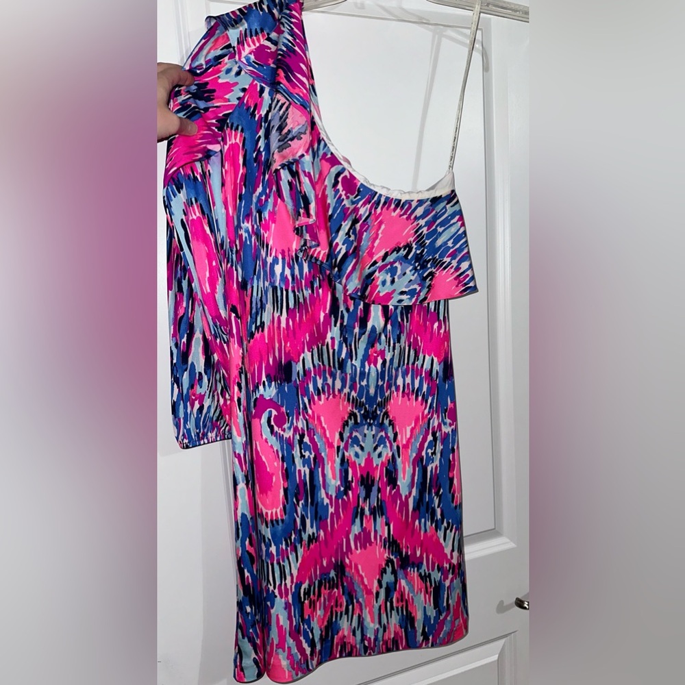 EUC beautiful Lilly Pulitzer, one sleeve dress. Size Medium